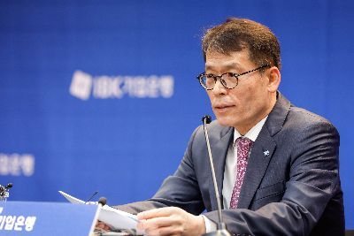 Kim Sung-tae, President of Industrial Bank of Korea, is delivering a greeting at the '100 Days in Office Press Conference' held on the 11th at the Bankers' Hall in Jung-gu, Seoul. Photo by Kang Jin-hyung aymsdream@