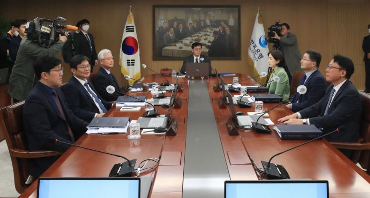 이창용 한국은행 총재가 11일 오전 서울 중구 한국은행에서 열린 금융통화위원회 본회의에서 회의를 주재하고 있다. (사진제공=한국은행)