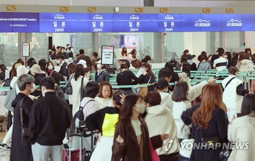 붐비는 인천공항 출국장 [사진출처=연합뉴스]
