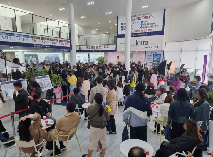 [테크노폴리스 힐데스하임 견본주택을 찾은 방문객들]