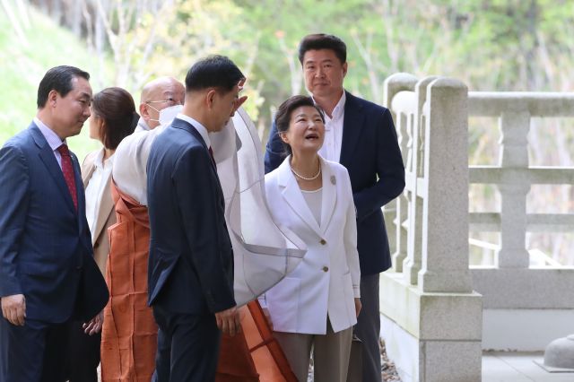 박근혜 전 대통령이 11일 오전 대구 팔공산 동화사를 찾아 경내를 돌아보고 있다. [이미지출처=연합뉴스]