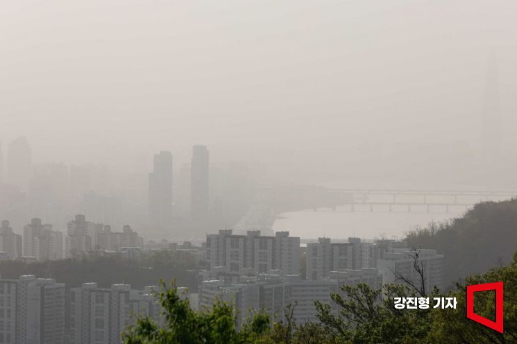 서울 전역에 미세먼지 경보가 발령된 12일 서울 남산에서 바라본 도심에 황사를 동반한 미세먼지에 싸여 있다. 사진=강진형 기자aymsdream@