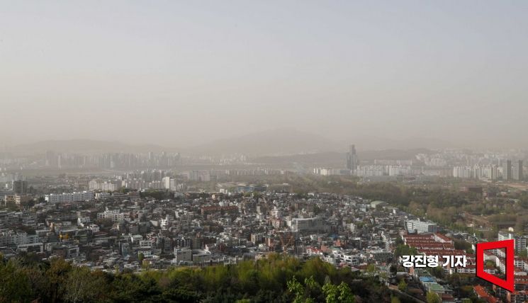 지난달 12일 서울 남산에서 바라본 도심에 황사를 동반한 미세먼지에 싸여 있다. 사진=강진형 기자aymsdream@