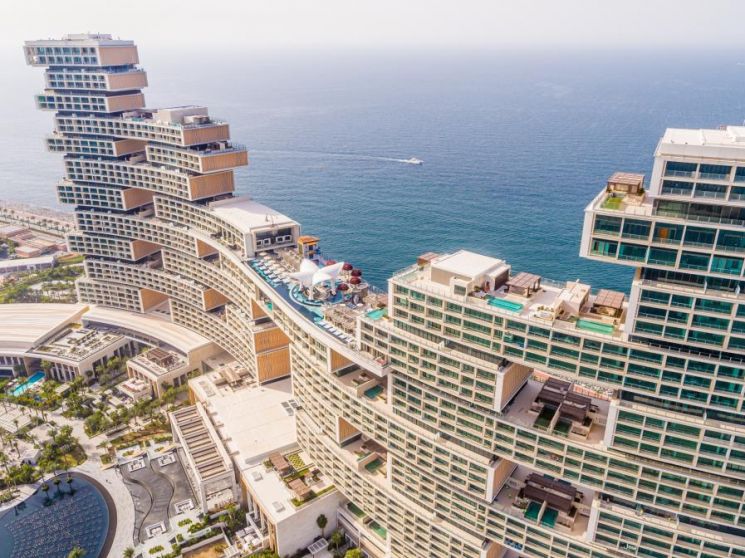 '스위트룸 벽면이 초대형TV'..두바이 초호화호텔 점령한 K-디스플레이