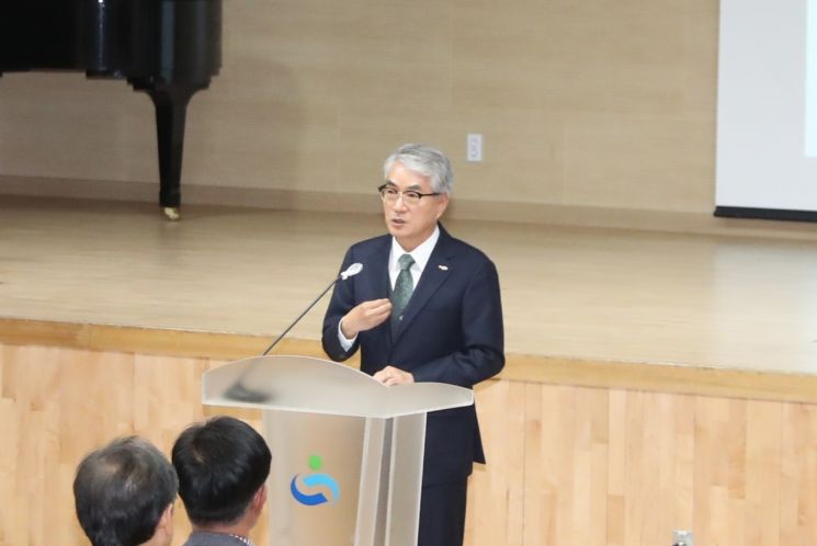 박종훈 경남교육감이 도 교육청 학교시설 목조화 방안 토론회에서 발언하고 있다. [사진제공=경남교육청]