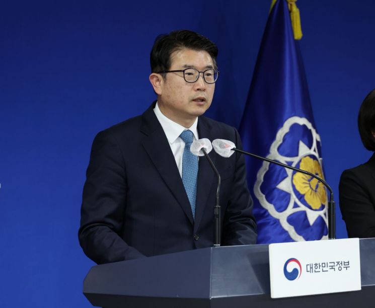 장상윤 교육부 차관이 12일 오후 서울 종로구 정부 서울청사에서 학교폭력 근절 종합대책과 관련해 질문에 답변하고 있다. [사진제공=교육부]