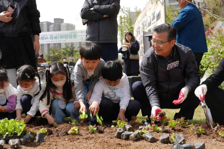 용산구, 녹사평역 녹색공간 '서울 아래숲길' 조성 