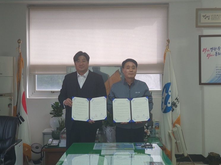 (왼쪽부터)강봉종 대한그린파워 본부장, 김영주 김제수협 조합장. /사진제공=대한그린파워