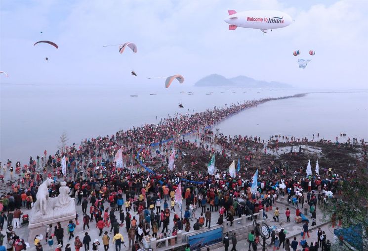 진도군 ‘봄의 시작, 신비의 바다’ 제44회 신비의 바닷길 축제 개막