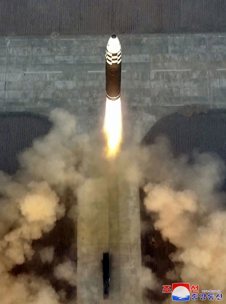 북한이 지난달 17일 공개한 대륙간탄도미사일(ICBM) '화성-17형' 발사 장면. [사진=연합뉴스]