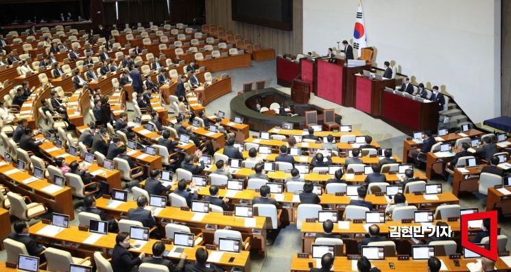 김진표 국회의장이 13일 서울 여의도 국회에서 열린 제405회국회(임시회) 제4차 본회의에서 의사봉을 두드리고 있다. 윤석열 대통령이 거부권을 행사해 국회로 돌아온 양곡관리법 개정안은 재석 290명, 찬성 177명, 반대 112명, 무 1명으로 결국 부결됐다. 사진=김현민 기자 kimhyun81@