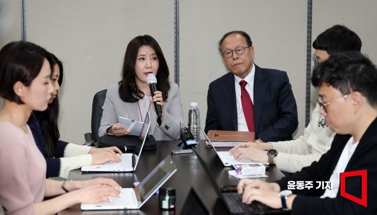서민정 외교부 아태국장과 심규선 일제강제동원피해자지원재단 이사장이 13일 서울 종로구 외교부 청사에서 한일관계 관련 브리핑을 하고 있다. 사진=윤동주 기자 doso7@