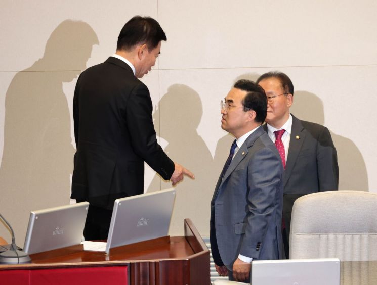 13일 국회 본회의에서 더불어민주당이 강행 처리하겠다고 예고했던 간호법 제정안의 상정이 보류됐다.    
    민주당은 이날 오후 열린 본회의에서 간호법 제정안을 표결에 부치기 위한 '의사일정 변경 동의 안건' 처리를 요구했으나, 김진표 국회의장이 다음 본회의에서 처리하겠다며 제동을 걸었다.
    사진은 김진표 국회의장과 국민의힘 윤재옥 원내대표, 더불어민주당 박홍근 원내대표가 간호법 처리 문제를 놓고 대화하고 있다. [이미지출처=연합뉴스]