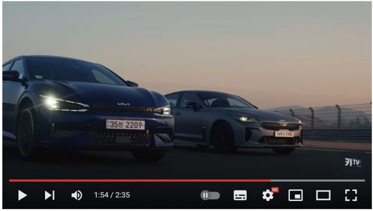기아 스팅어 헌정 영상 광고에서 EV6 GT(사진 왼쪽)과 스팅어가 나란히 달리는 모습[사진=기아 공식 유튜브]