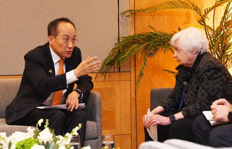 G20 재무장관회의 및 IMF, WB 춘계회의 참석차 미국 워싱턴D.C.를 방문중인 추경호 부총리 겸 기획재정부장관이 13일(현지시간) 국제통회기금(IMF)에서 재닛 옐런 미국 재무장관과 면담을 하고 있다.
