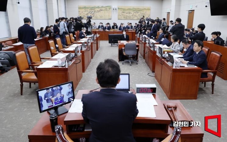 14일 국회 교육위원회에서 열린 정순신 자녀 학교폭력 진상조사 및 학교폭력 대책 수립을 위한 청문회에 여당 의원들의 자리가 비어 있다. 사진=김현민 기자 kimhyun81@