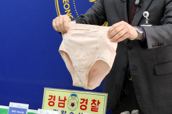 경찰이 공항을 통해 히로뽕을 밀반입한 방법에 대해 설명하고 있다. [사진출처=연합뉴스]
