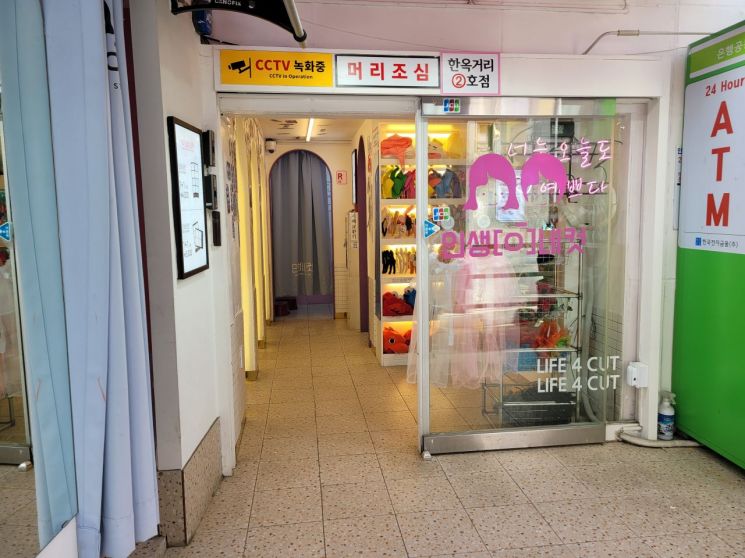 [르포]중장년도 선글라스끼고 찰칵…즉석사진 대명사된 인생네컷 - 아시아경제