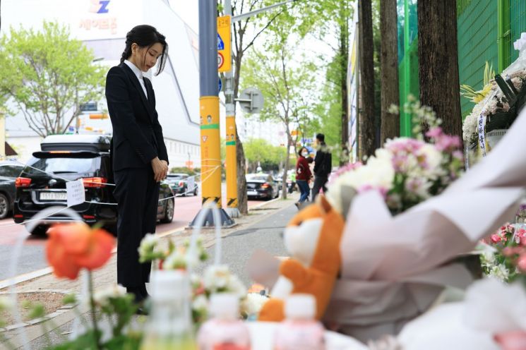 김건희 여사가 14일 대전 서구 둔산동 어린이보호구역 음주운전 교통사고 현장을 찾아 만취운전자 차량에 치어 숨진 고(故) 배승아 어린이를 추모하고 있다./대통령실 제공 [이미지출처=연합뉴스]