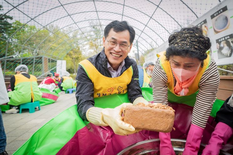이기재 양천구청장 장담그기 봉사 참여 
