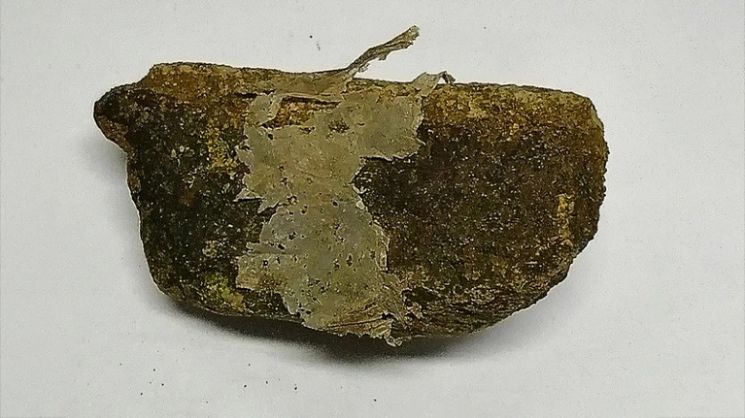 중국 칭화대 연구팀이 발견한 '플라스틱 돌'. 물리적으로 돌을 감싸게 된 플라스틱이 자외선, 미생물의 도움을 받아 표면의 규소와 원자적 수준에서 결합이 이뤄졌다. 사진출처=칭화대 홈페이지