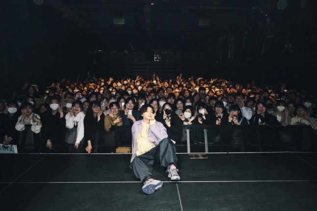Japanese singer Imase taking photos with fans at the showcase in Korea. Photo by Imase Official Twitter