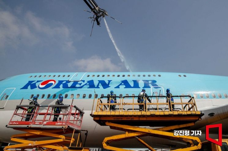 17일 인천 중구 대한항공 정비고에서 대한항공 직원들이 봄을 맞아 항공기 동체를 세척 하고 있다. 사진=강진형 기자aymsdream@
