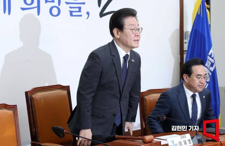 이재명 더불어민주당 대표가 17일 국회에서 열린 최고위원회의에 참석하고 있다. 사진=김현민 기자 kimhyun81@