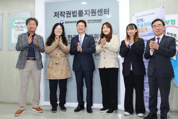 박보균 문화체육관광부 장관이 17일 오전 서울 중구 한국저작권위원회 서울사무소에서 열린 저작권법률지원센터 개소식에서 참석자들과 기념촬영 하고 있다. 
    왼쪽부터 이해광 한국만화웹툰학회 총괄이사, 신일숙 한국만화가협회장, 박보균 장관, 홍비치라 한국만화웹툰작가협회 이사, 윤다빈 청주대 만화애니메이션학과 학생, 최병구 한국저작권위원회 위원장. [이미지출처=연합뉴스]