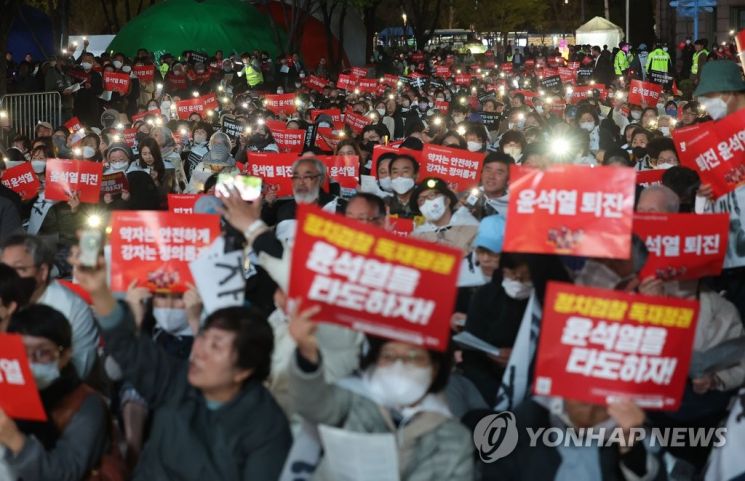 10일 오후 서울시청 앞에서 천주교정의구현전국사제단 비상대책위원회 관계자 등이 정부 규탄 월요 시국 기도회를 하고 있다. [사진출처=연합뉴스]