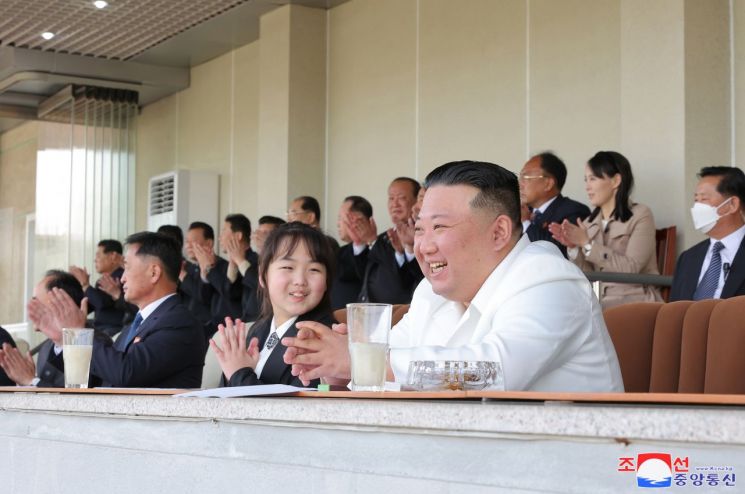 北 김주애, 김정은 옆자리 경기관람…김여정은 뒷편 앉아