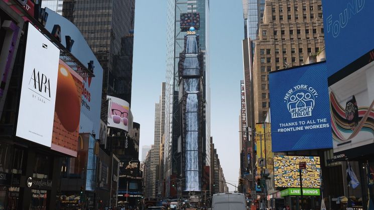 작품명 Waterfall-NYC. 뉴욕 타임스퀘어 전광판을 수놓은 작품으로 세계의 주목을 받았다.