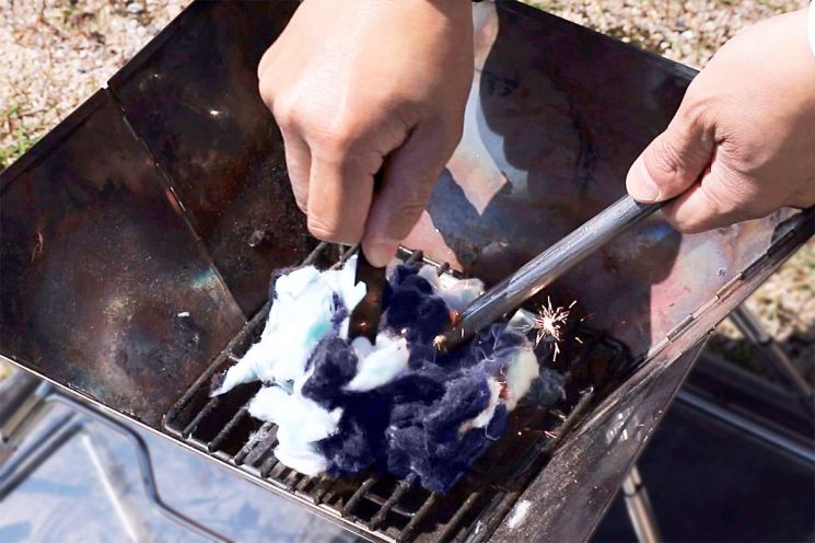 수건 공장 먼지로 만든 착화탄 '이마바리 먼지'로 불을 붙이는 모습.(사진출처=니시센코 홈페이지)