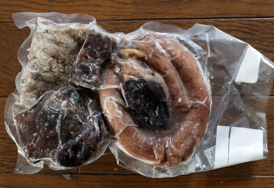 호주 비영리 해양보전 운동 단체 '액션 포 돌핀스(ADF)'가 야후 재팬에서 구매한 '큰코돌고래' 잡육 두 팩 [사진출처=ADF]