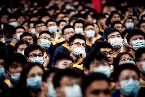 "부모 꼴도 보기 싫어" 결혼·취업 간섭에 집 떠나는 中청년들