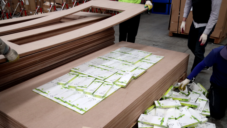 ‘합판 속 비밀공간’ 국산 담배 대규모 밀수일당 덜미