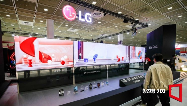 지난 19일 서울 강남구 코엑스에서 열린 '2023 월드 IT쇼'에서 'LG SIGNATURE OLED M'이 전시된 모습. 사진=강진형 기자aymsdream@