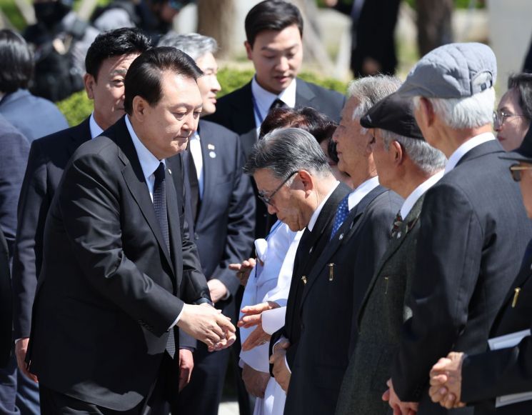 尹 "가짜뉴스, 자유민주주의 위협…사기꾼에 농락 안돼"