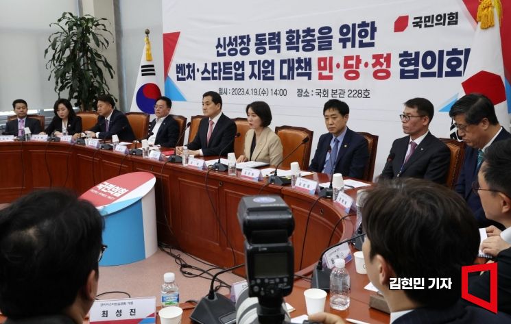 이영 중소벤처기업부 장관이 19일 국회에서 열린 신성장 동력 확충을 위한 벤처·스타트업 지원 대책 민·당·정 협의회에서 발언하고 있다. 사진=김현민 기자 kimhyun81@