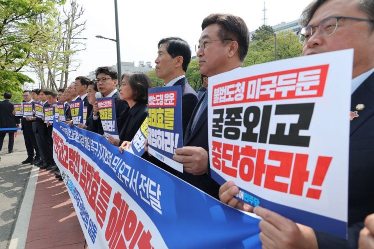 불어민주당 김병주·진성준 의원 등 국회 운영위원회, 외교통일위원회, 국방위원회, 정보위원회 소속 의원들이 17일 오전 서울 용산구 대통령실 인근에서 열린 미국 불법 도청사태 관련 김태효 국가안보실 1차장 해임요구 기자회견에서 관련 손팻말을 들고 있다. 사진제공=연합뉴스