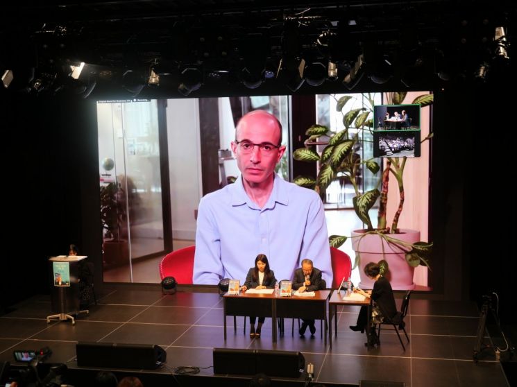 유발 하라리 “암기하는 역사 공부 끝났다…변화 맥락 읽어야”