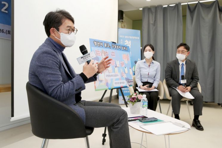 정원오 성동구청장(사진 왼쪽)이 지난해 청년정책포럼을 열고 청년들과 토론하고 있다.