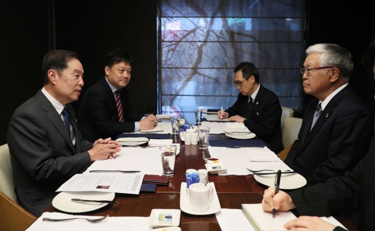 김병준 전경련 회장직무대행(왼쪽)이 20일 소공동 롯데호텔에서 열린 조찬 간담회에 참석, 고가 노부유키 노무라홀딩스 명예고문(전 경단련 심의원회 의장)과 양국 경제 협력 강화 방안을 논의하고 있다. / [사진제공=전경련]