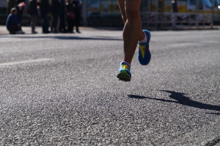 마라톤 뛰다 미끄러운 도로에 '꽈당'…"시가 182억원 배상하라"