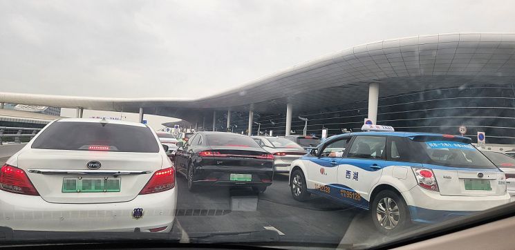 선전 국제공항 인근에 수많은 전기차(초록색 번호판)들이 주행하고 있다. 사진=정동훈 기자