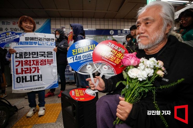 경찰, '지하철 승강장 스티커 부착' 전장연 대표 소환 조사
