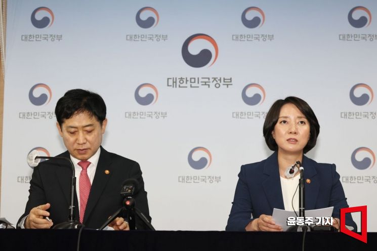 이영 중소벤처기업부 장관과 김주현 금융위원장이 20일 서울 종로구 정부서울청사에서 '혁신 벤처 스타트업 자금지원 및 경쟁력 강화 방안' 발표를 하고 있다. 사진=윤동주 기자 doso7@