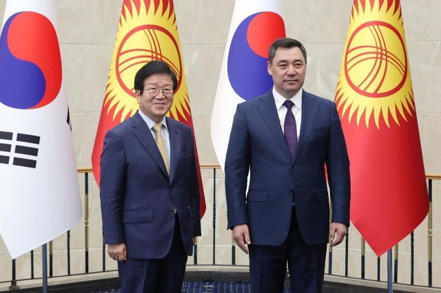 지난 2021년 4월 자파로프 키르기스탄 대통령과 만난 박병석 국회의장