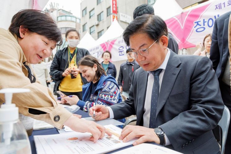  최호권 영등포구청장 장애인 날 배식 봉사 