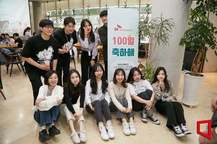 SK이노베이션 신입사원들이 20일 입사 100일을 기념해 사진을 촬영하고 있다.